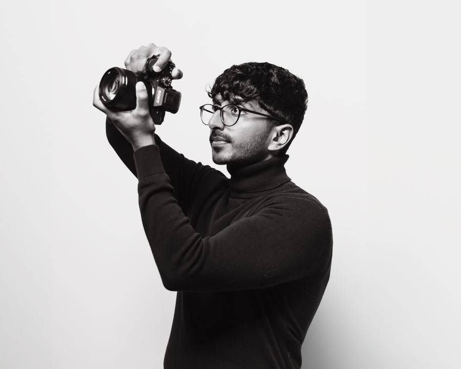 Vihan Ramanayake holding a camera